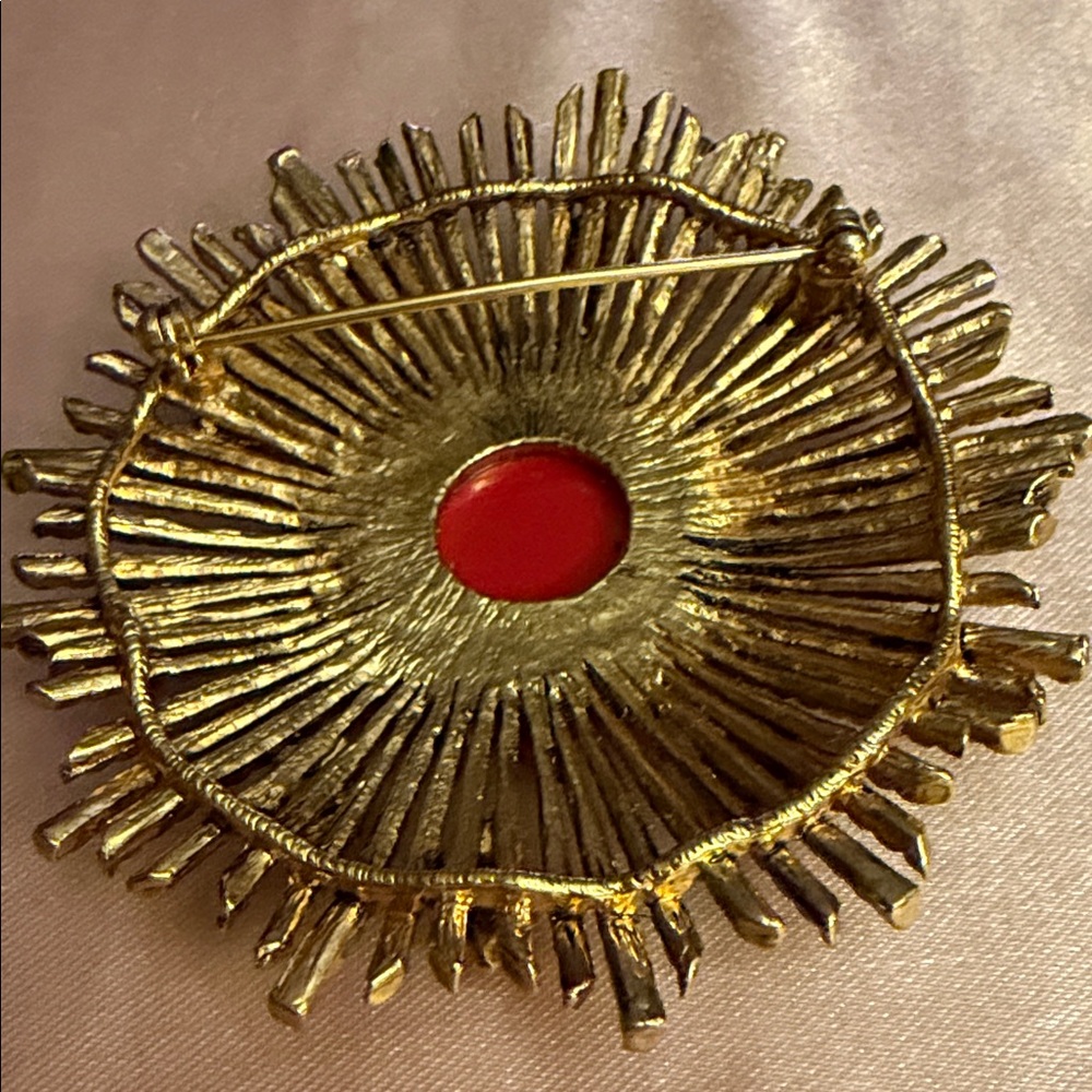 Elegant Red and Gold Floral Brooch - Picture 2 of 3